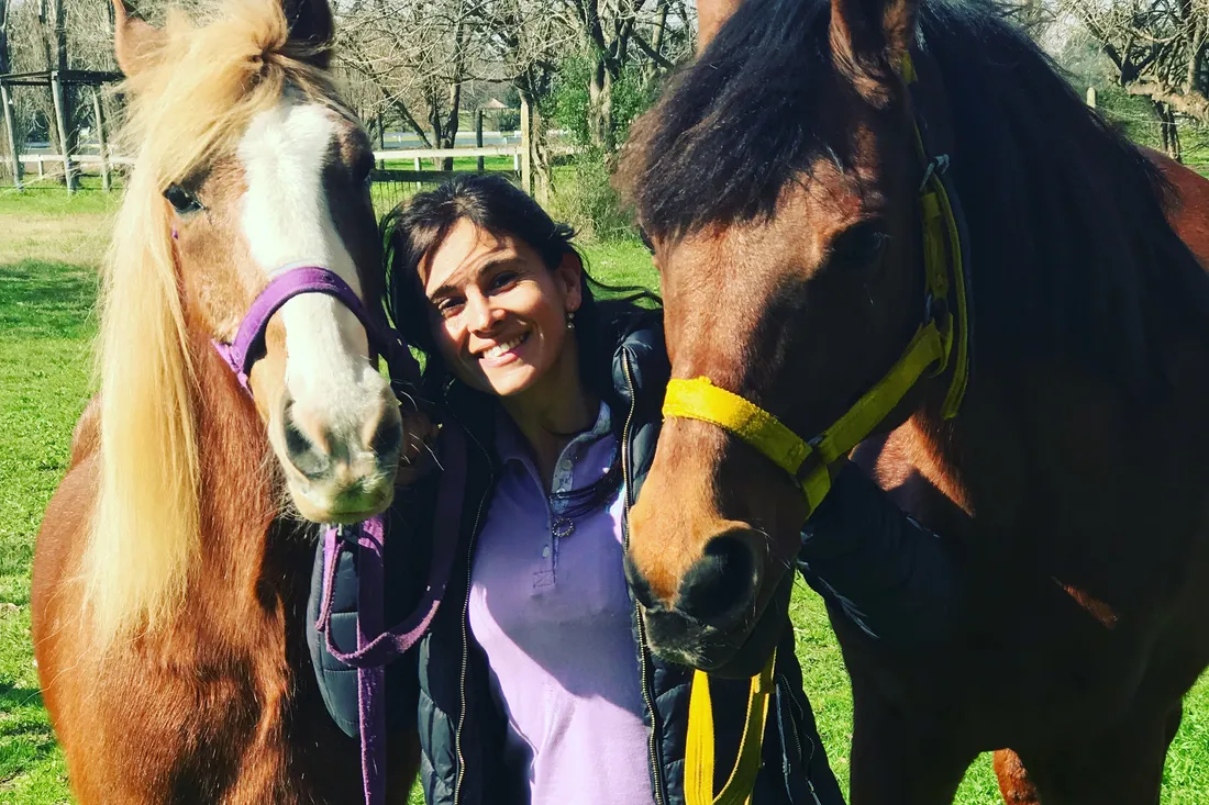 Integrantes del equipo de Alaia junto a dos de los caballos